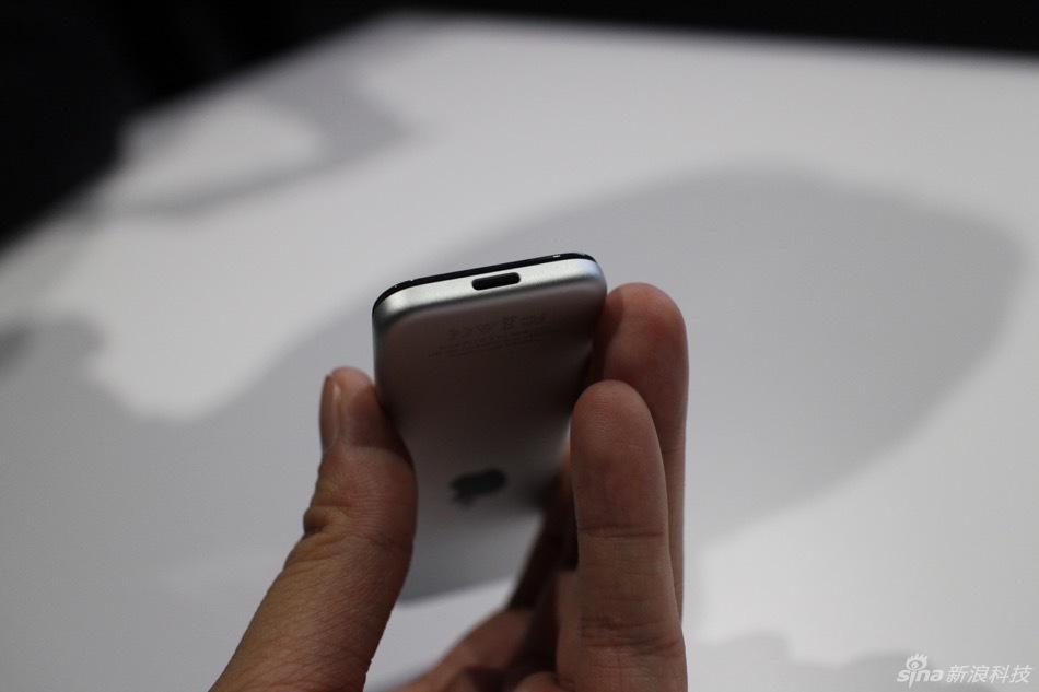 苹果推出新版Apple TV。拥有两个版本，32GB版本售价149美元，64GB售价199美元。无论如何，我们先近距离体验一下。