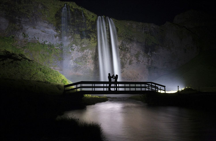摄影师冰岛拍童话般瀑布美景: 与北极光相映成辉