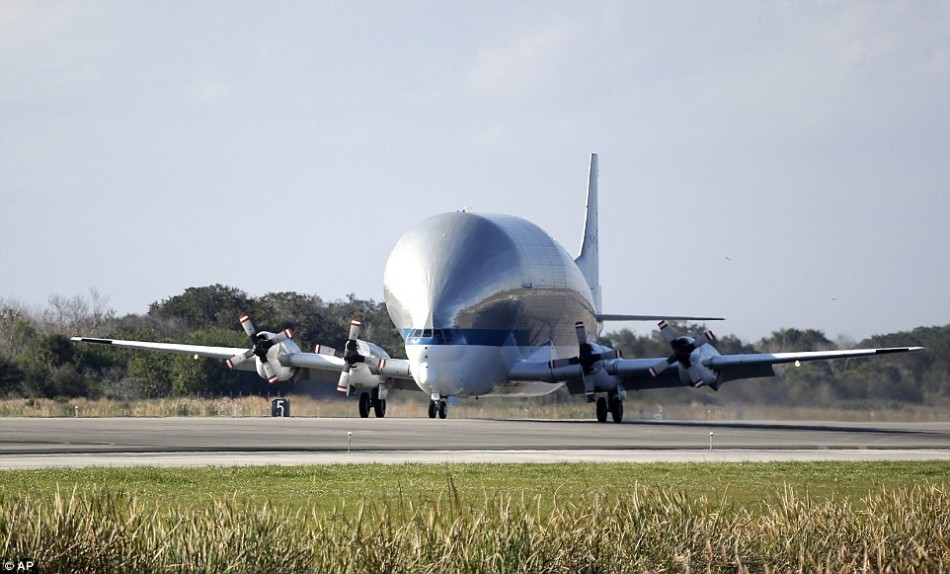 NASA"超级古比鱼"运输机成功运送航天飞船组件
