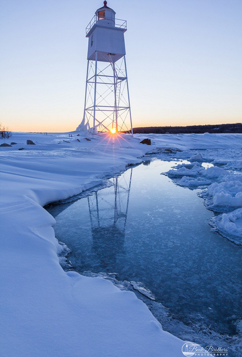 美国和加拿大交界地带的休伦湖惊现蓝色冰晶迷