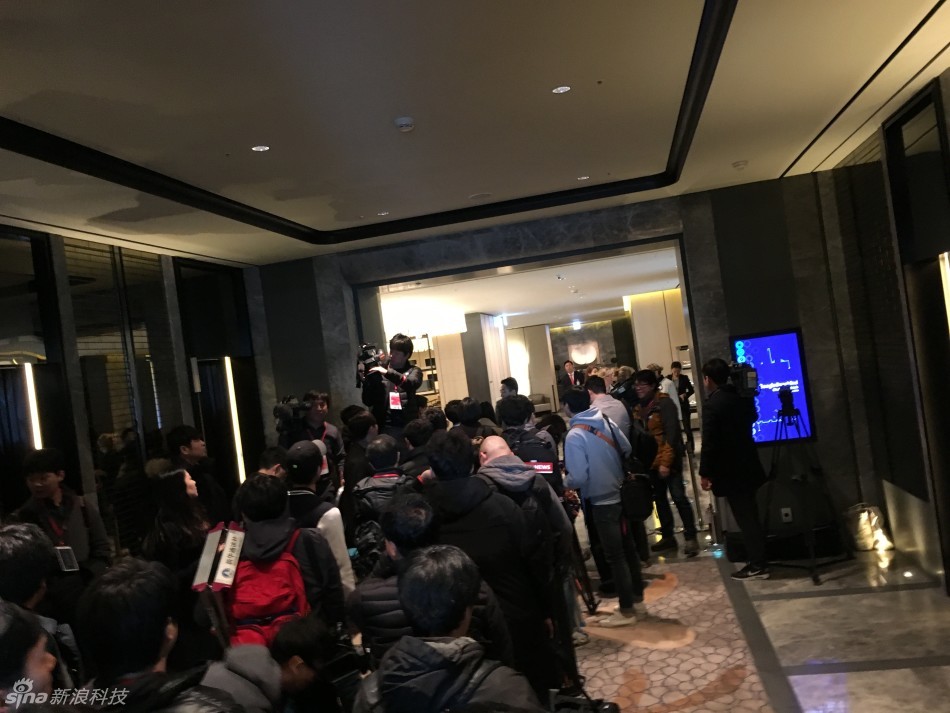 门口等待入场的媒体记者