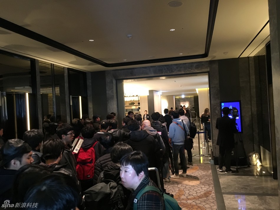 门口等待入场的媒体记者