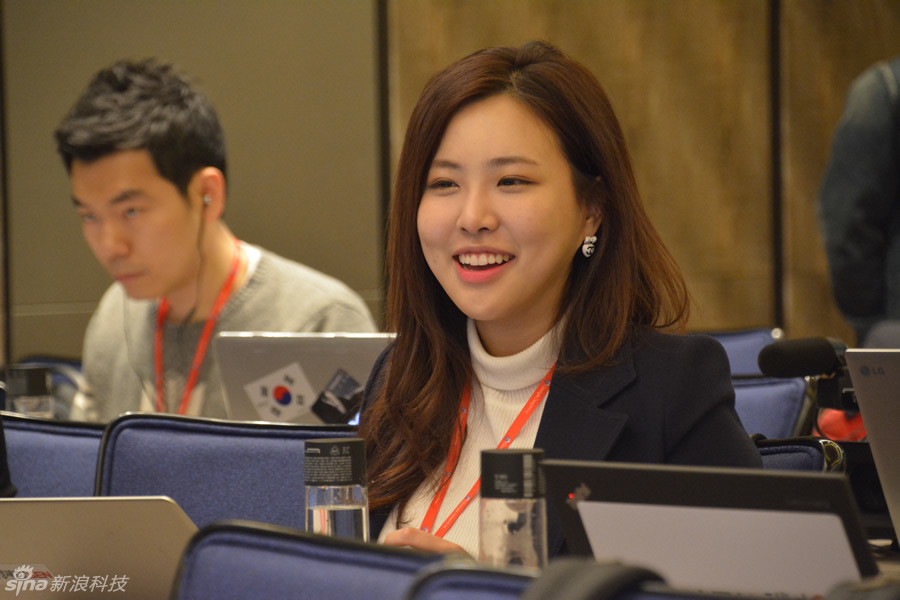 前方花絮：观战室的美女记者