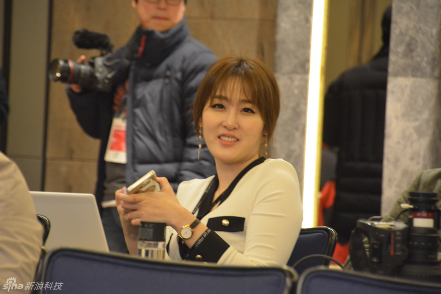 前方花絮：观战室的美女记者