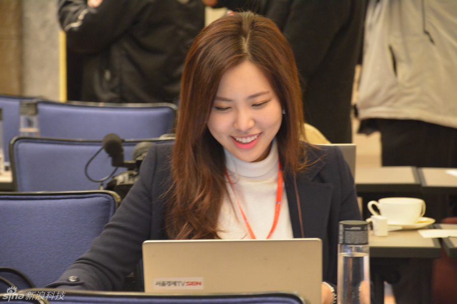 前方花絮：观战室的美女记者