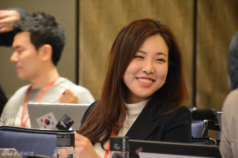 前方花絮：观战室的美女记者