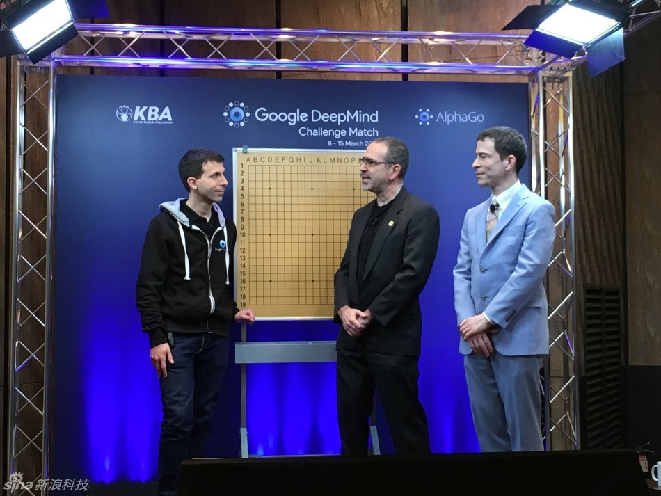 DeepMind团队负责人大卫·席尔瓦（左）和麦克雷蒙（右）