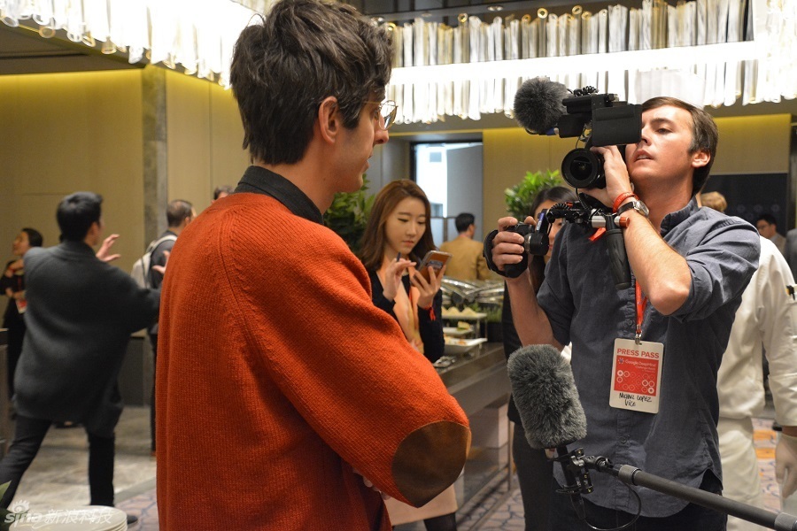 外国帅哥正接受采访