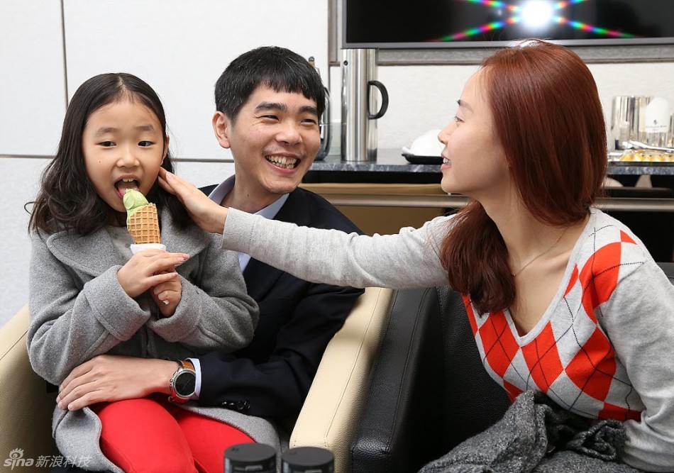 李世石与妻子女儿在一起