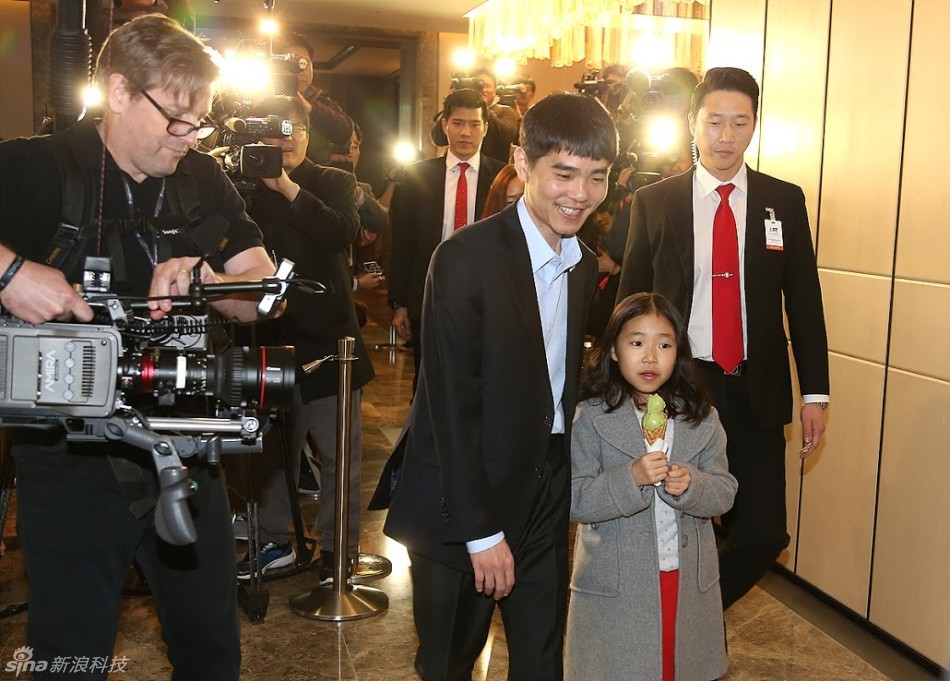 李世石携女儿入场