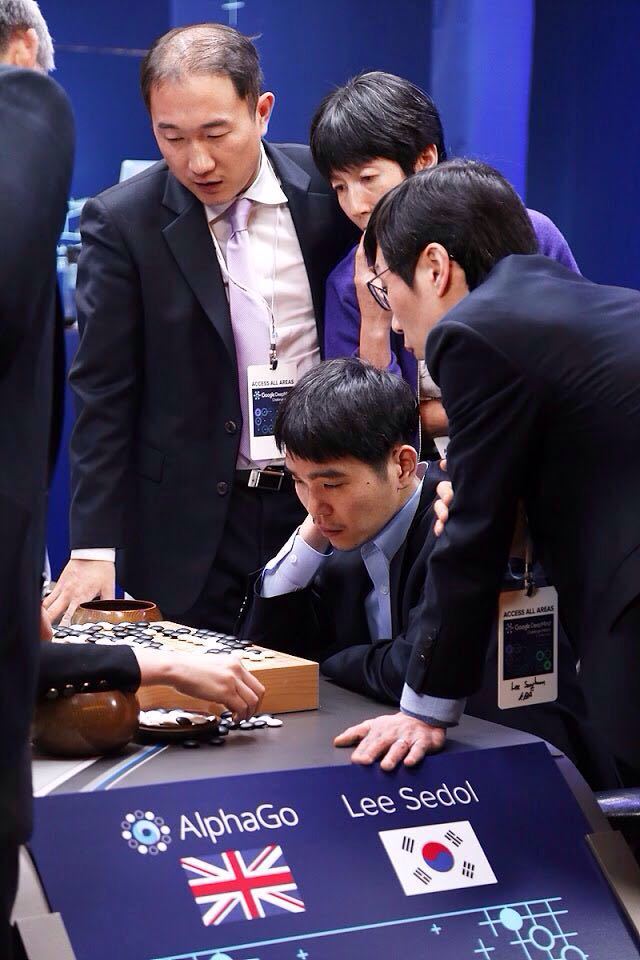3月15日，谷歌AlphaGo与韩国棋手李世石的最后一场较量在首尔四季酒店展开。