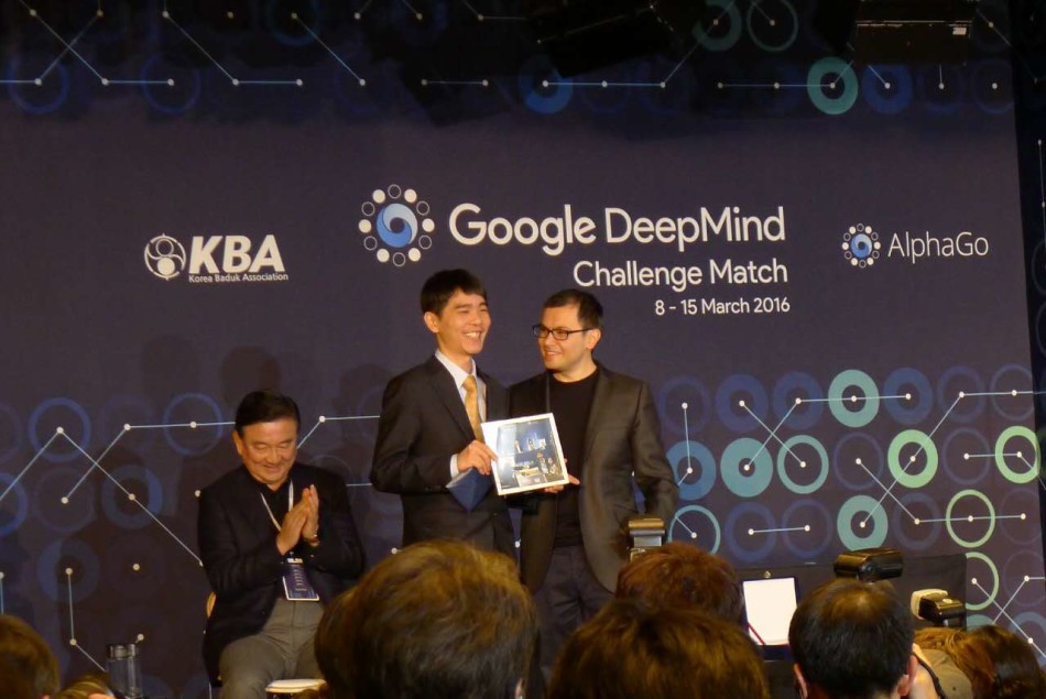 3月15日，谷歌AlphaGo与韩国棋手李世石的最后一场较量在首尔四季酒店展开。