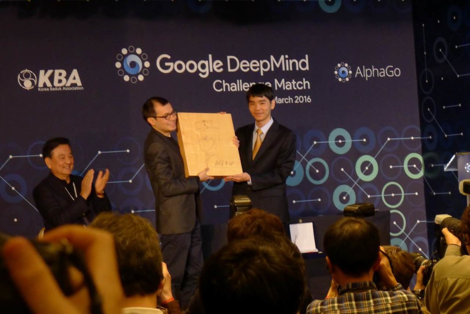 3月15日，谷歌AlphaGo与韩国棋手李世石的最后一场较量在首尔四季酒店展开。