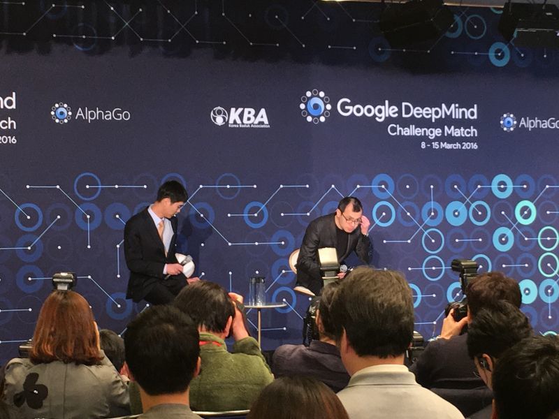 3月15日，谷歌AlphaGo与韩国棋手李世石的最后一场较量在首尔四季酒店展开。