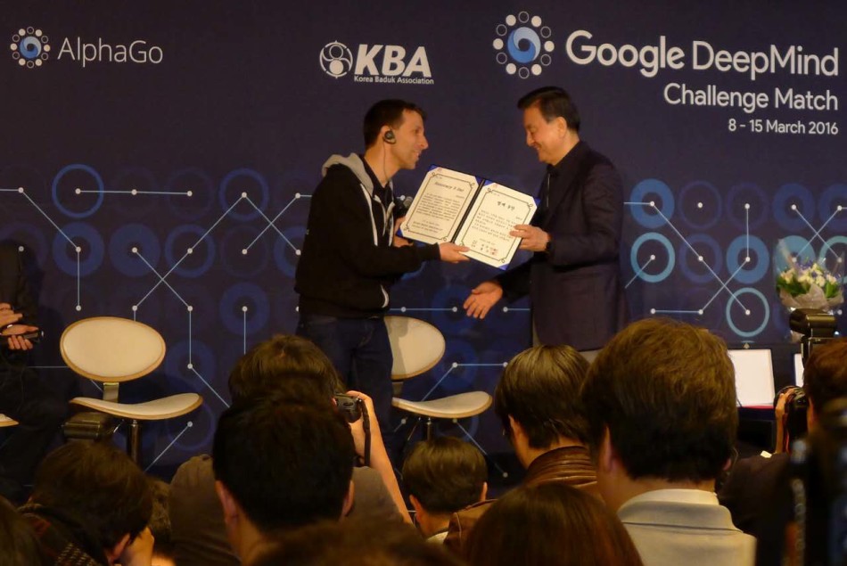 3月15日，谷歌AlphaGo与韩国棋手李世石的最后一场较量在首尔四季酒店展开。