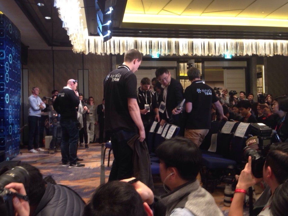 3月15日，谷歌AlphaGo与韩国棋手李世石的最后一场较量在首尔四季酒店展开。