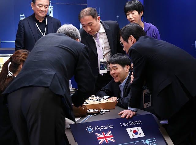 3月15日，谷歌AlphaGo与韩国棋手李世石的最后一场较量在首尔四季酒店展开。