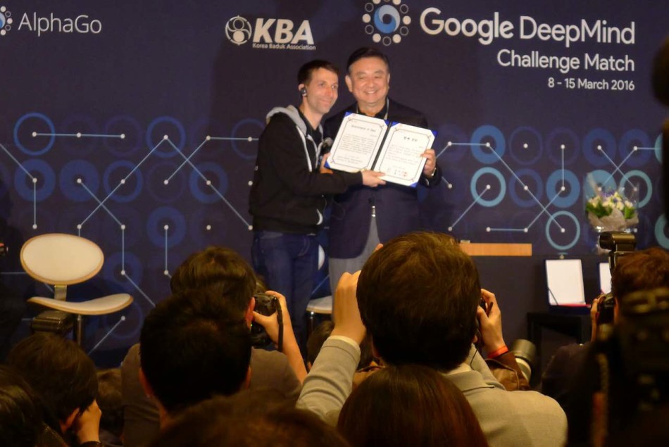 3月15日，谷歌AlphaGo与韩国棋手李世石的最后一场较量在首尔四季酒店展开。