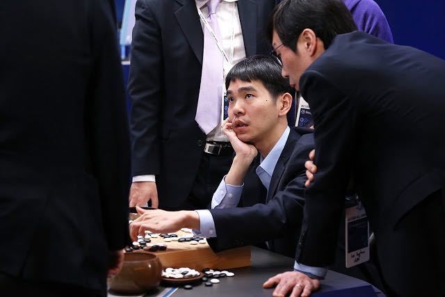 3月15日，谷歌AlphaGo与韩国棋手李世石的最后一场较量在首尔四季酒店展开。