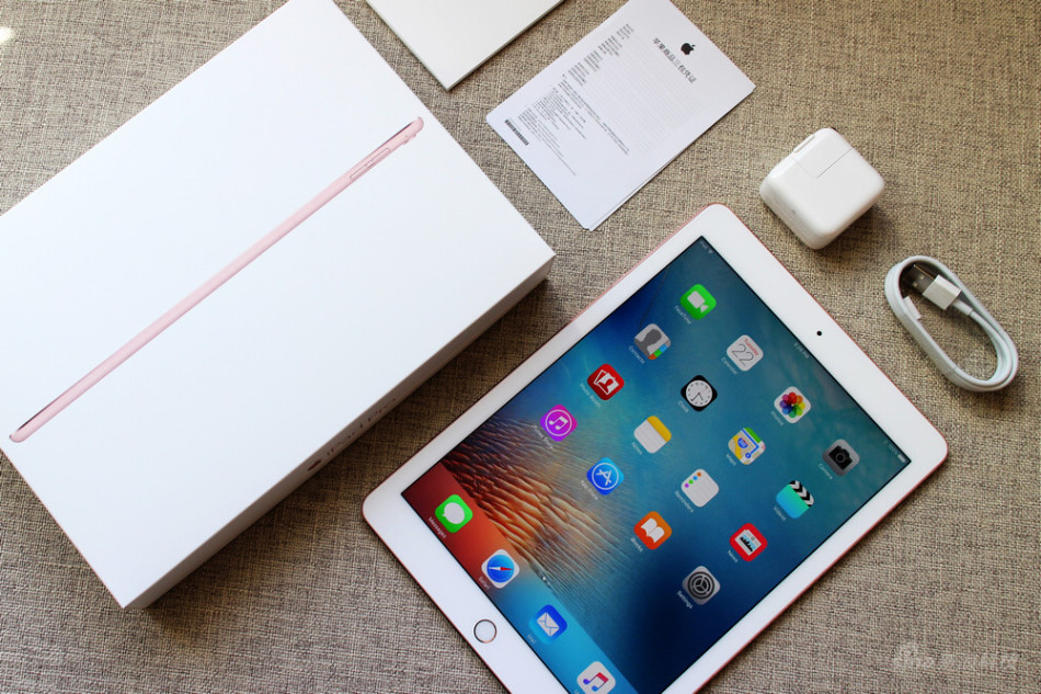 9.7寸iPad Pro玫瑰金版开箱实拍高清图集:机身