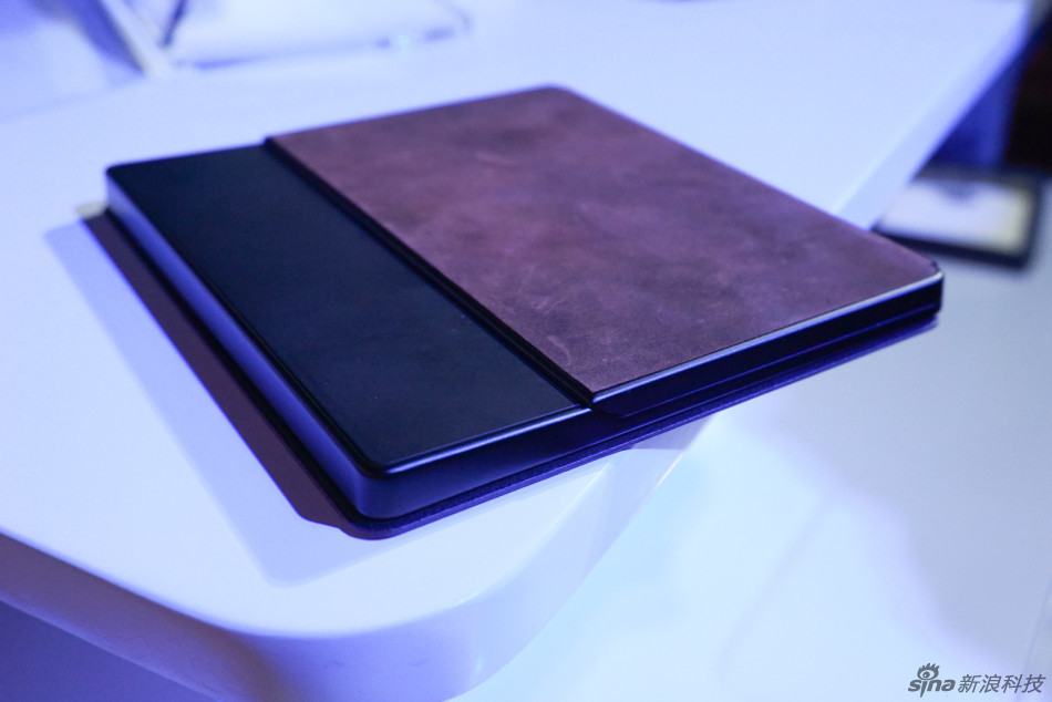 亚马逊Kindle Oasis实拍:超薄机身续航提升 - 科