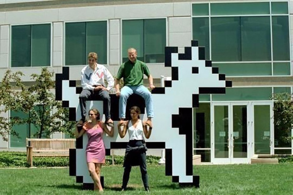 1988年的WWDC上，时任苹果CEO约翰·斯卡利等一小群苹果员工在衣服扣子上绘制了一只像牛一样的狗，名叫ClarustheDogcow。这个卡通形象由苹果传奇图形设计师SusanKare设计，在早期MacOS系统中，用来显示打印页面的朝向。