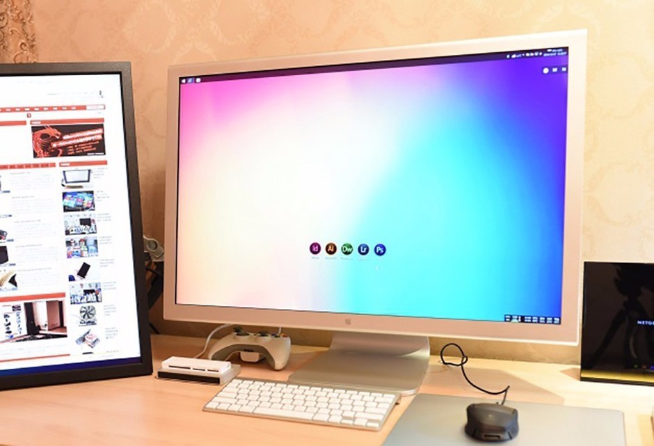 2004年，OS X更新，增加了 Dashboard 和 Spotlight，还有惊艳的 30 寸 Cinema HD 显示器。