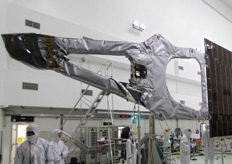 朱诺的两台磁力仪被安装在较长的一块太阳能电池板末端的吊杆上。