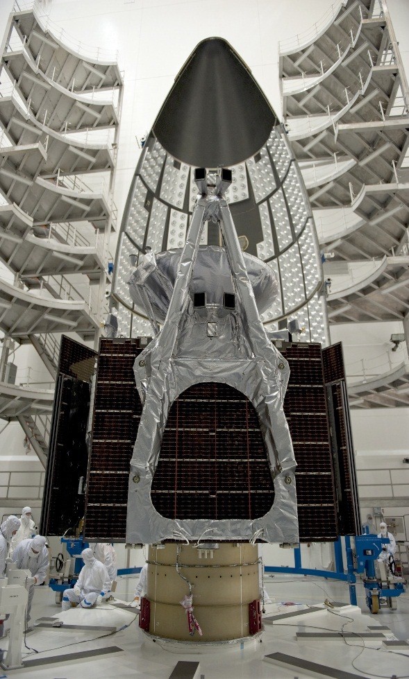 四个天体跟踪摄像头能帮助磁力仪在感应木星的磁场时进行准确的定位。