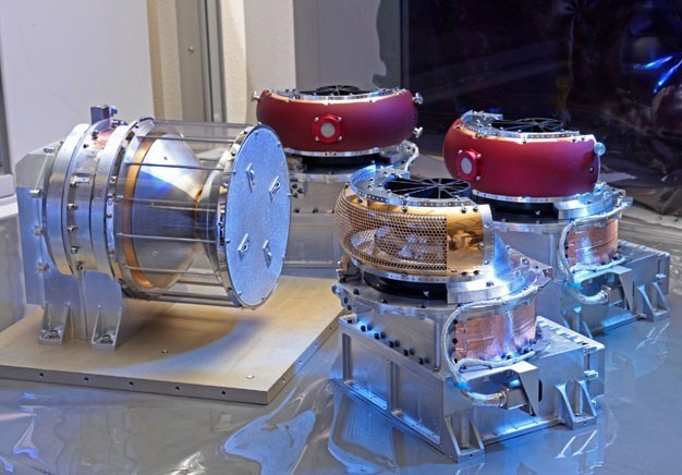 木星极光分布实验（JADE）利用两种不同类型的传感器，来研究产生木星炫目极光的带电粒子：一种用来研究离子，另一种则用来研究电子。