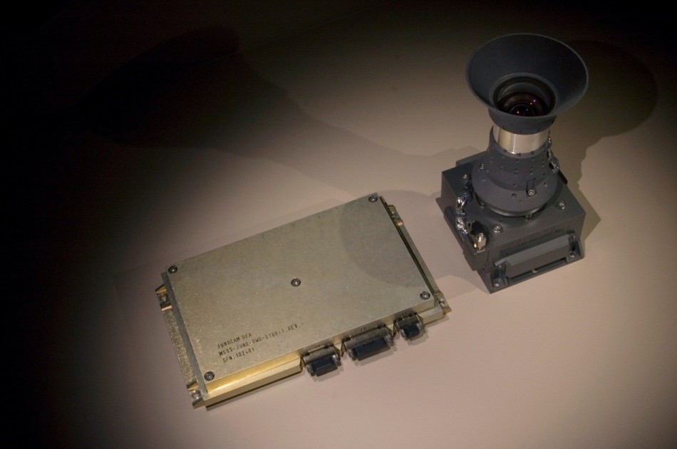 朱诺摄像头由一个摄像头和一个电子盒组成（电子盒被放置在朱诺探测器的抗辐射防护罩内部）。