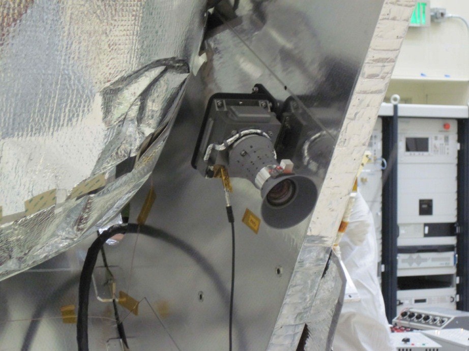 图为探测器发射前，朱诺摄像头被安装到探测器上。