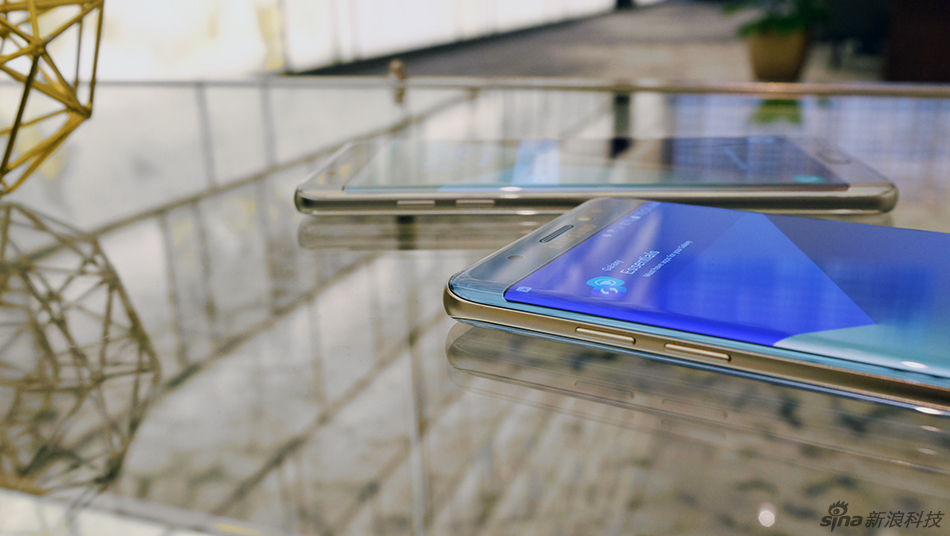 今年三星尝试在名字上与对手齐平，“Note 6”凭空长了一轮变成“Note 7”。