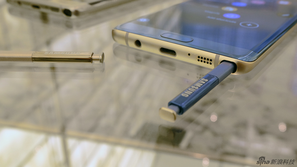 今年三星尝试在名字上与对手齐平，“Note 6”凭空长了一轮变成“Note 7”。