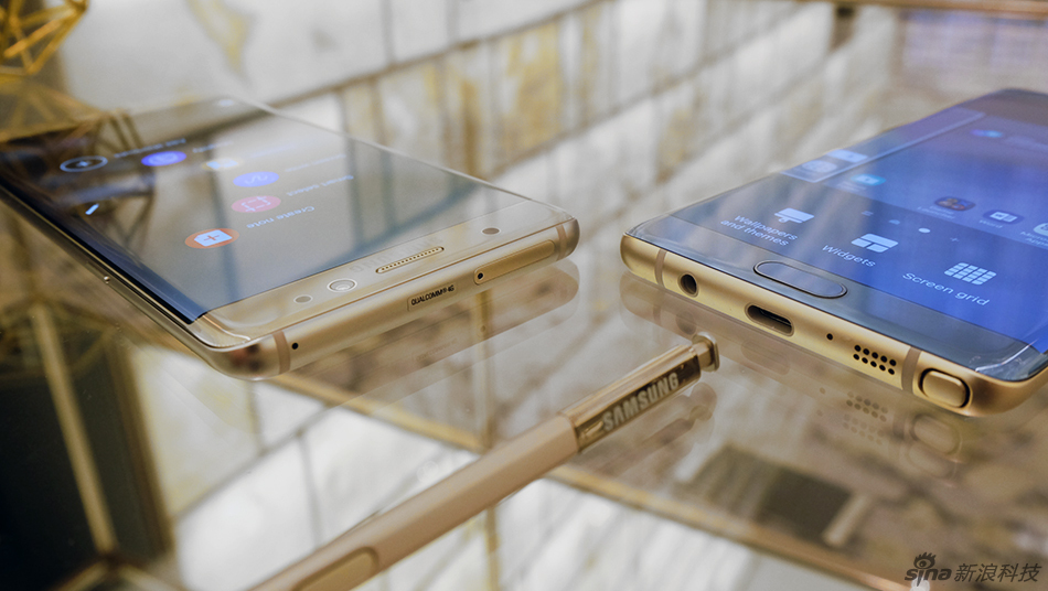 今年三星尝试在名字上与对手齐平，“Note 6”凭空长了一轮变成“Note 7”。