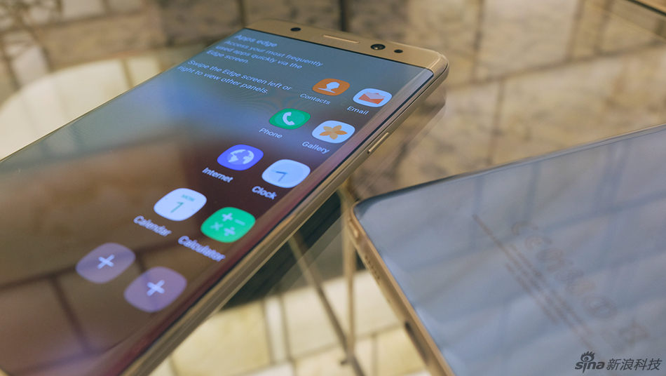 今年三星尝试在名字上与对手齐平，“Note 6”凭空长了一轮变成“Note 7”。