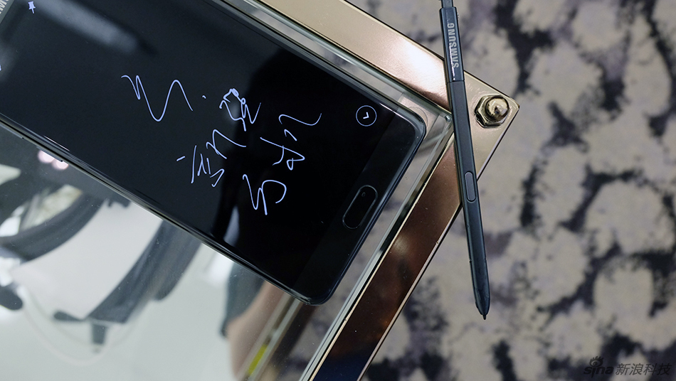 今年三星尝试在名字上与对手齐平，“Note 6”凭空长了一轮变成“Note 7”。