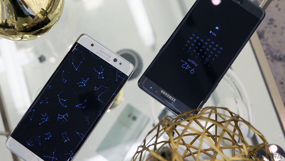 今年三星尝试在名字上与对手齐平，“Note 6”凭空长了一轮变成“Note 7”。