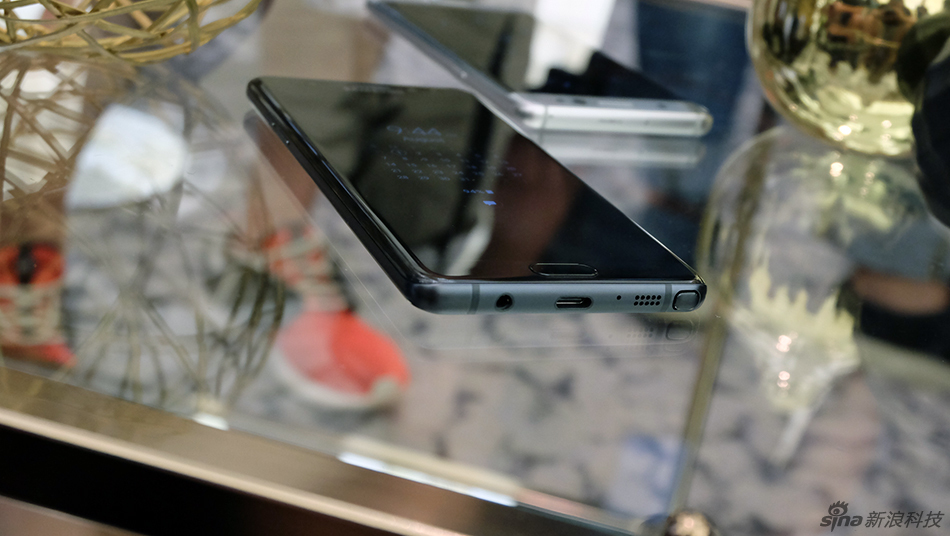 今年三星尝试在名字上与对手齐平，“Note 6”凭空长了一轮变成“Note 7”。