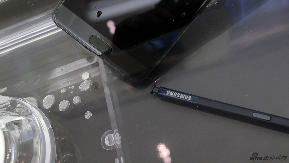 今年三星尝试在名字上与对手齐平，“Note 6”凭空长了一轮变成“Note 7”。