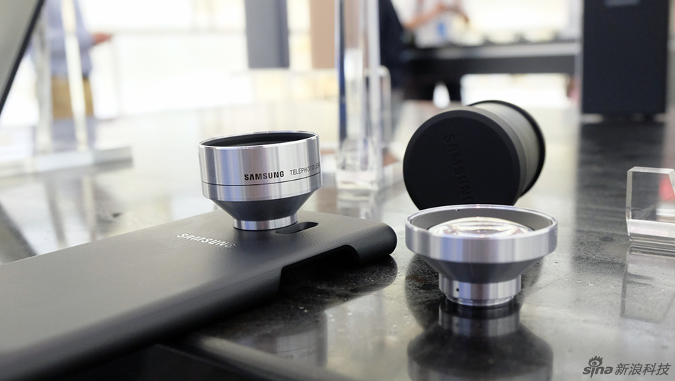 今年三星尝试在名字上与对手齐平，“Note 6”凭空长了一轮变成“Note 7”。