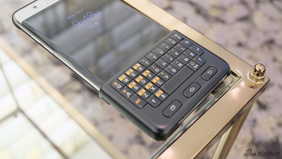 今年三星尝试在名字上与对手齐平，“Note 6”凭空长了一轮变成“Note 7”。