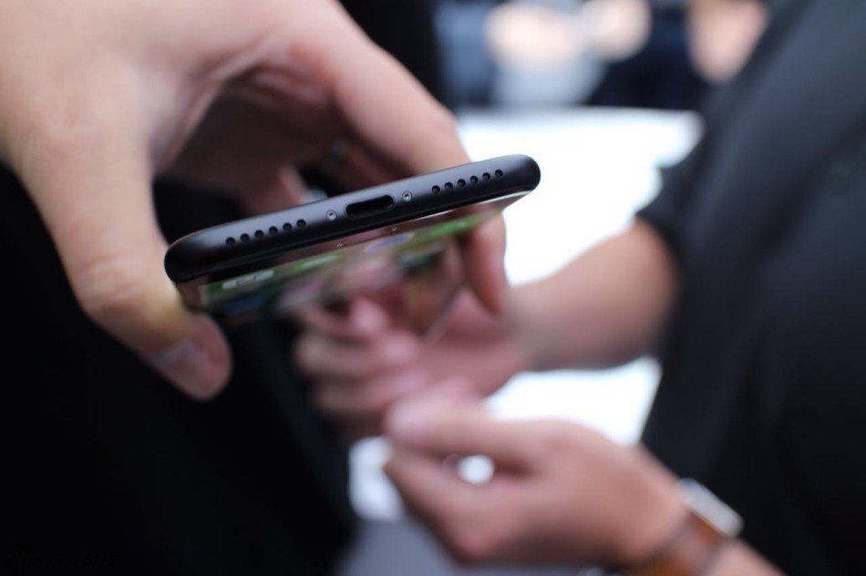 新浪科技前方记者第一时间上手iPhone 7