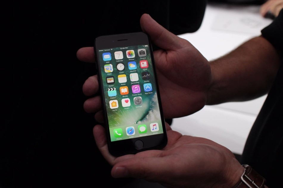 新浪科技前方记者第一时间上手iPhone 7