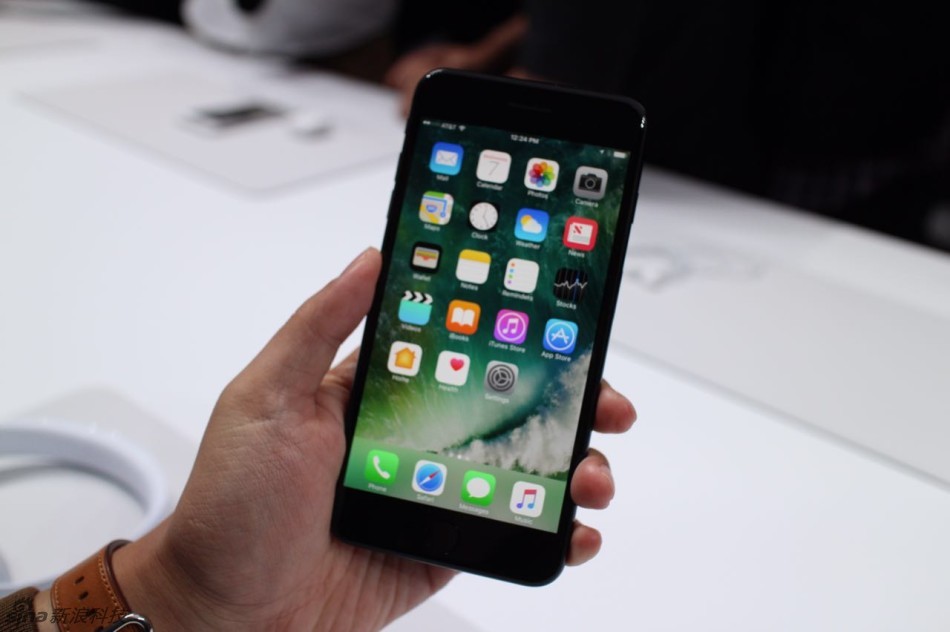 新浪科技前方记者第一时间上手iPhone 7