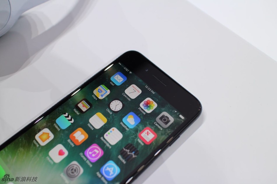 新浪科技前方记者第一时间上手iPhone 7