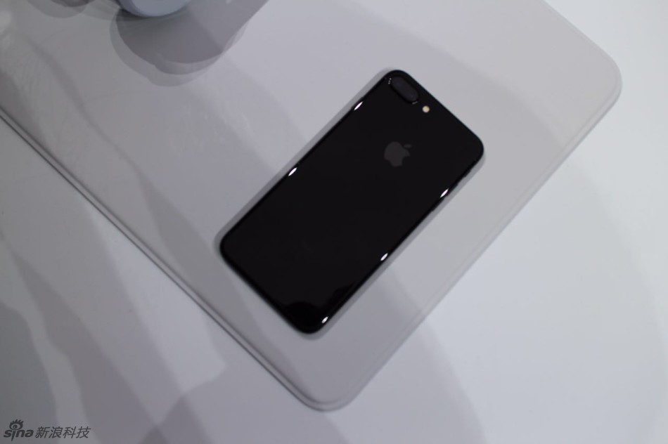 新浪科技前方记者第一时间上手iPhone 7