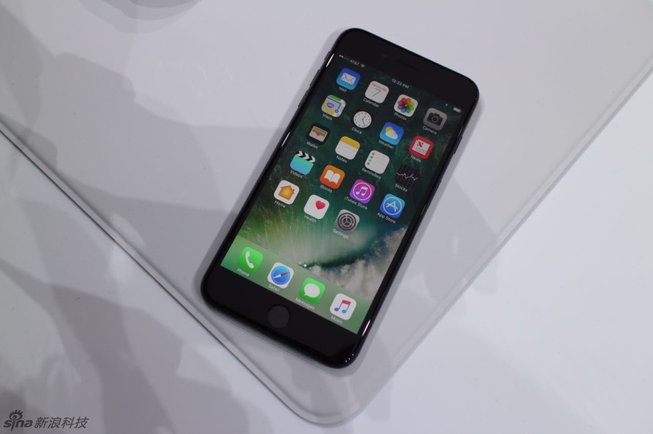 新浪科技前方记者第一时间上手iPhone 7
