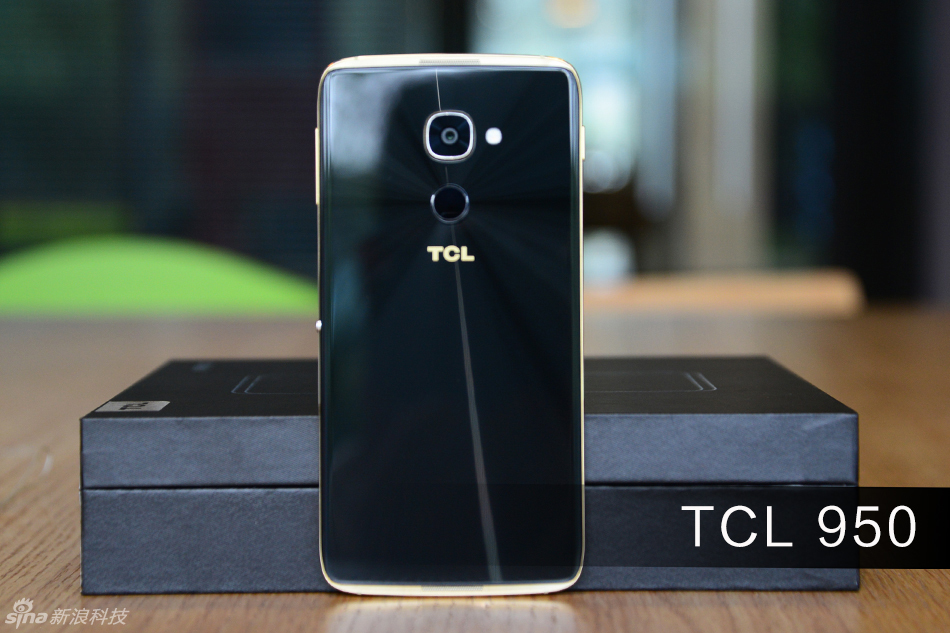 TCL 950 背部