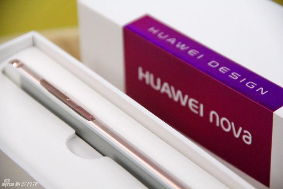 配置上华为nova采用了5英寸1080P屏幕，搭载高通骁龙625处理器，有3GB RAM+32GB ROM标配版或4GB RAM+64GB ROM高配版可选，支持SD卡扩展，后置1200万像素主摄像头，前置800万像素镜头，内置3020mAh电池。